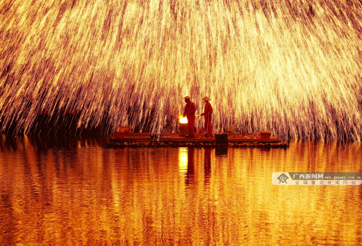 融安:非遗绝技"打铁花"迎客