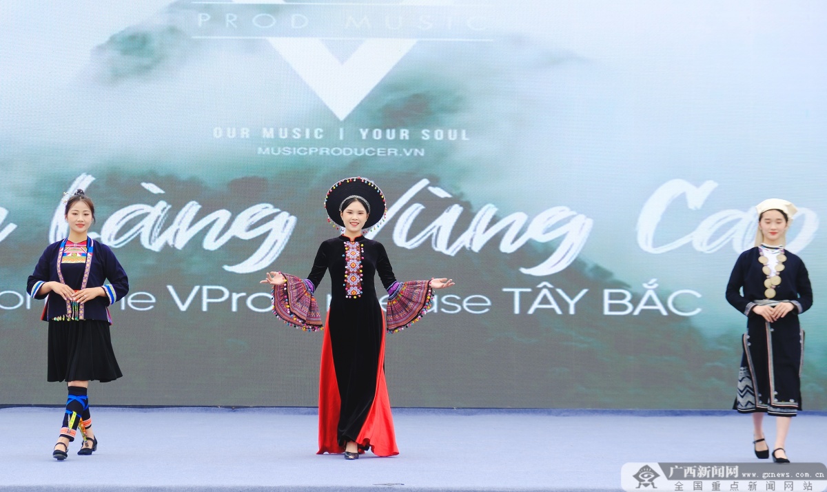 记者 胡戴炜 摄天琴是壮族古老的弹拨乐器,民间称之为"鼎叮",2021年