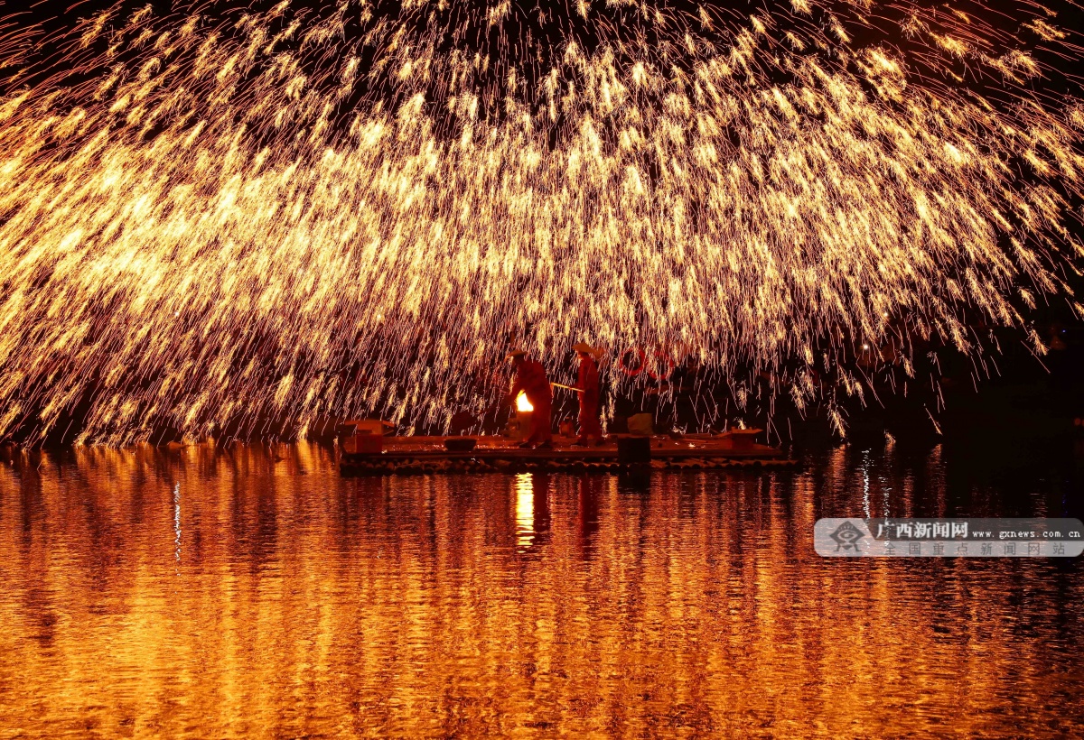 融安:非遗绝技"打铁花"迎客