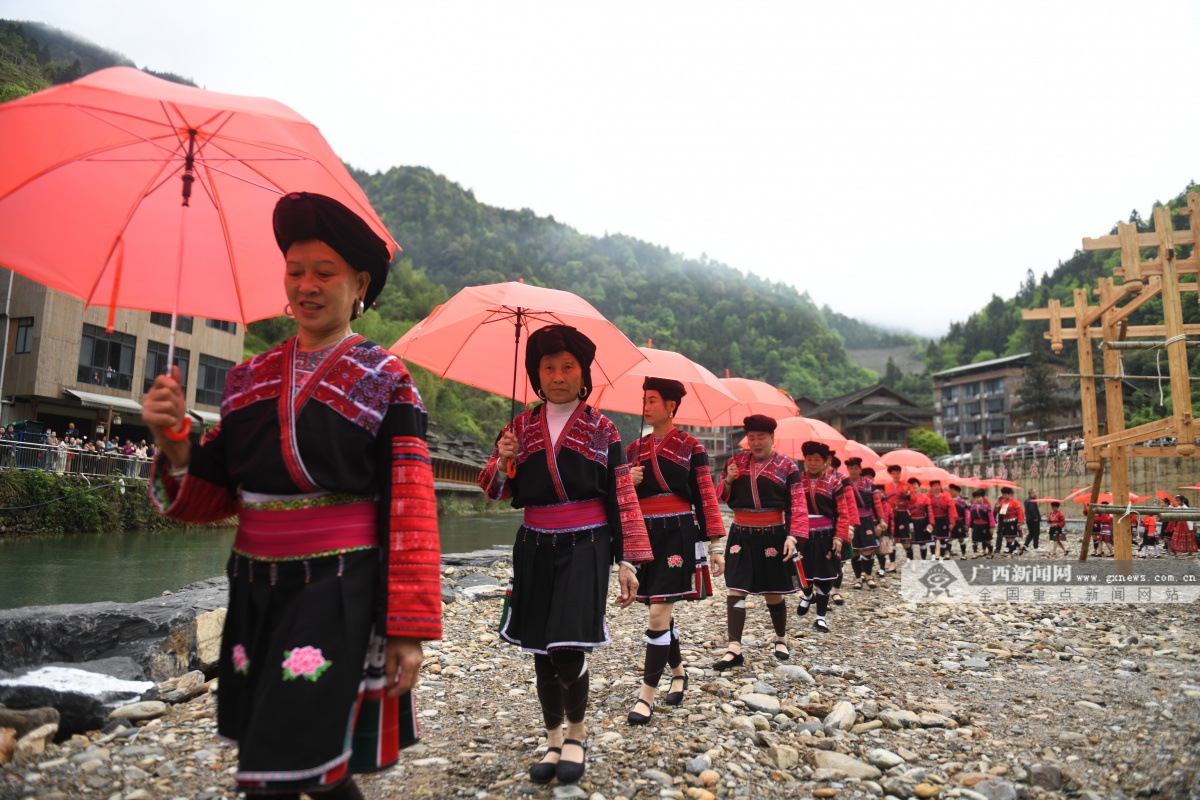 中外游客齐聚桂林龙胜共庆三月三红瑶长发节