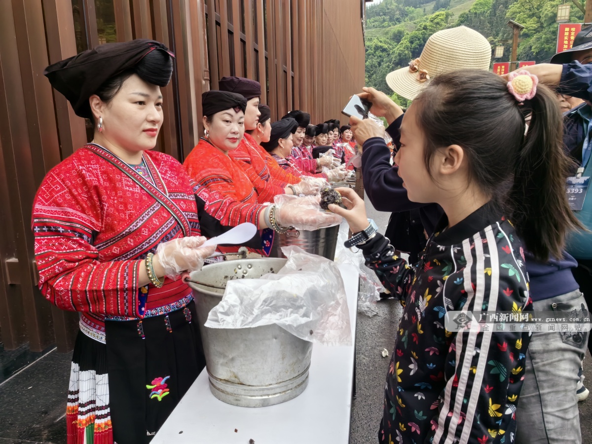 中外游客齐聚桂林龙胜共庆三月三红瑶长发节