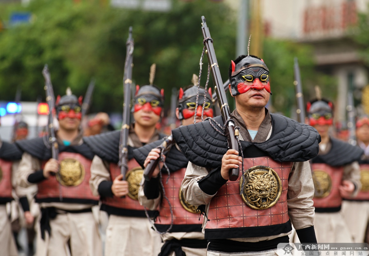 南丹举行狼兵十八哨巡游展演活动