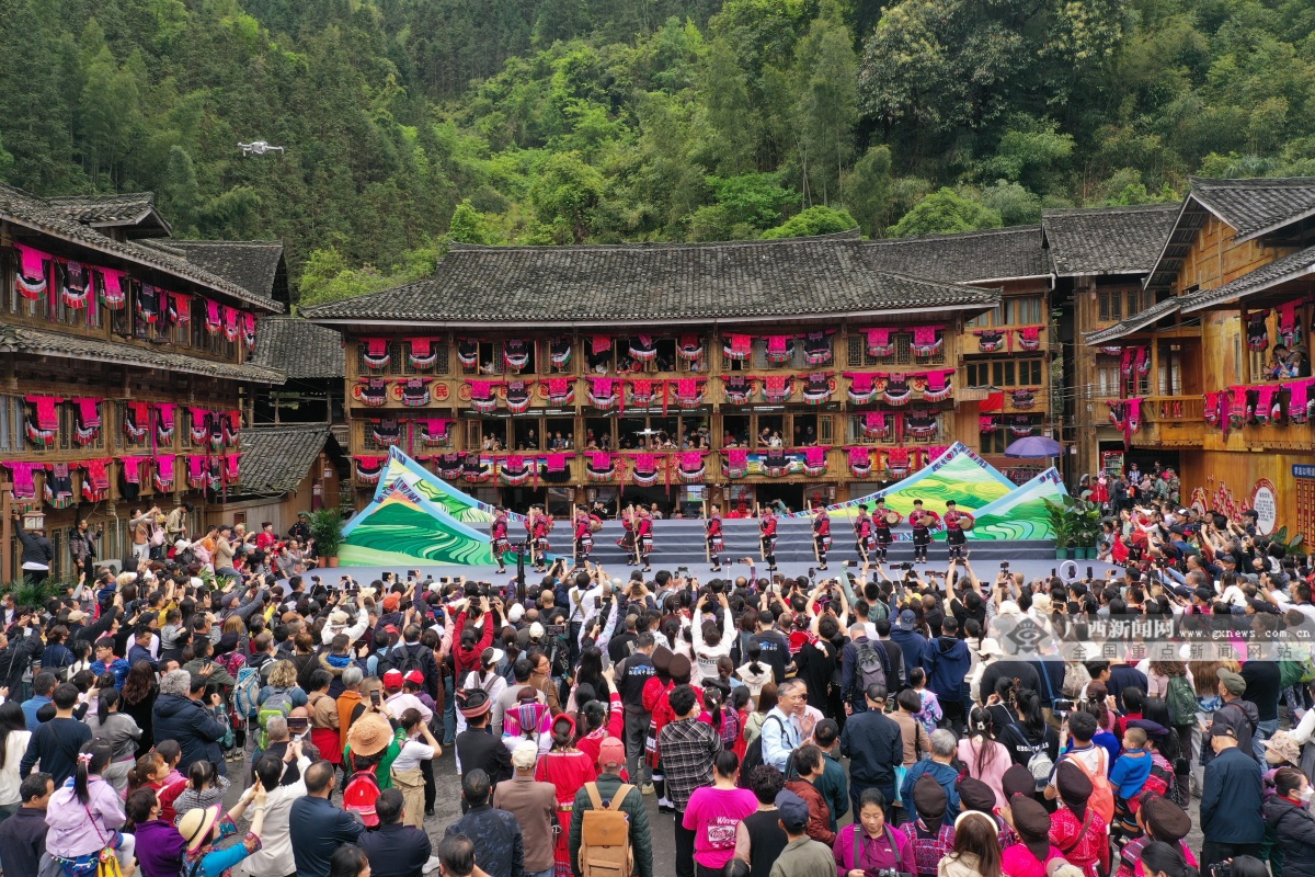 桂林龙胜游客共庆三月三红瑶长发节