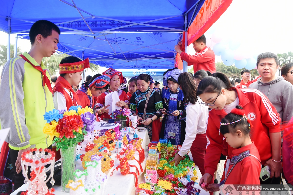 潮起三月三奋进新征程宾阳县开展三月三百米长卷绘锦绣活动