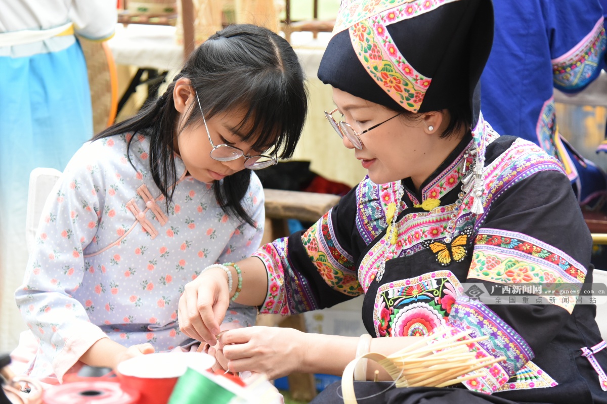 非遗传承扎根校园田阳壮族麦秆花篮编织技艺深受欢迎