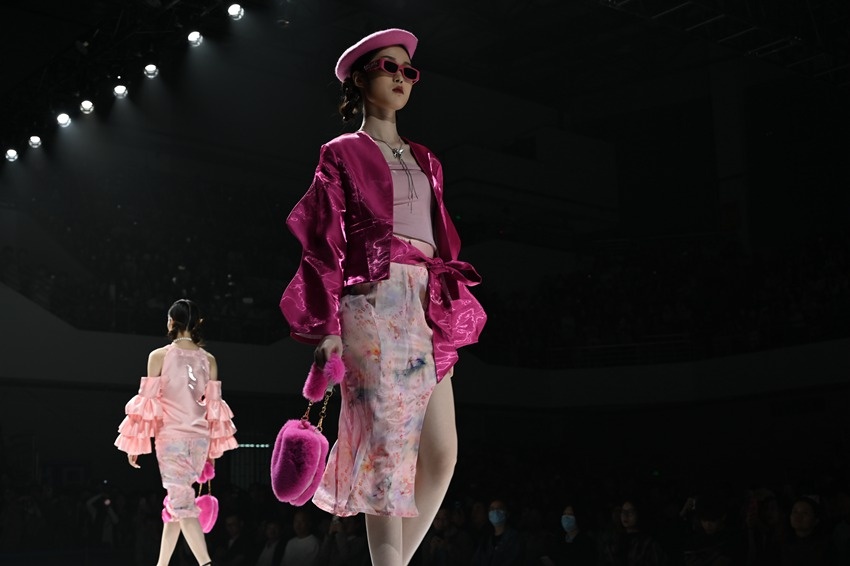 河南大学生服装设计t台秀华美绽放