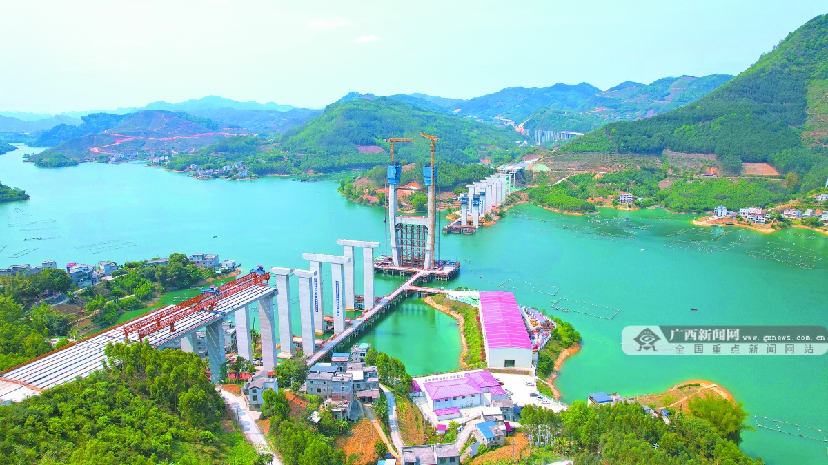 4月17日,巴羌高速关键控制性工程岩滩水库特大桥正在为主塔第18节(共