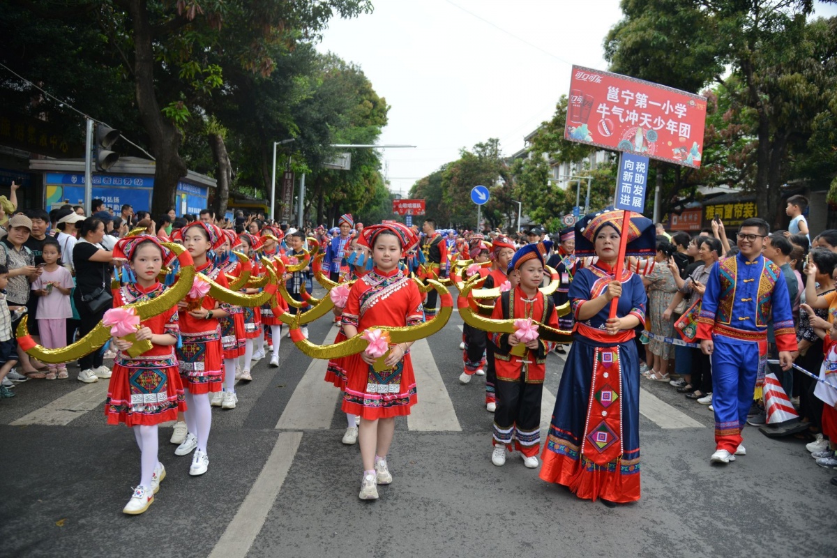 蒲庙花婆节民俗巡游送福,游客欢喜沾"福气"