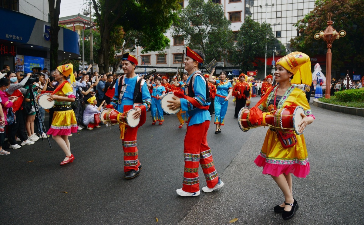 蒲庙花婆节民俗巡游送福,游客欢喜沾"福气"