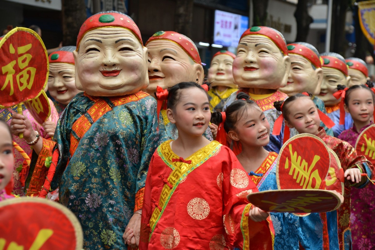 蒲庙花婆节民俗巡游送福,游客欢喜沾"福气"