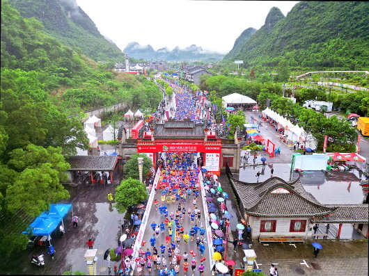 半程马拉松和全程马拉松三个组别,来自香港,澳门,广西,广东,湖南,北京