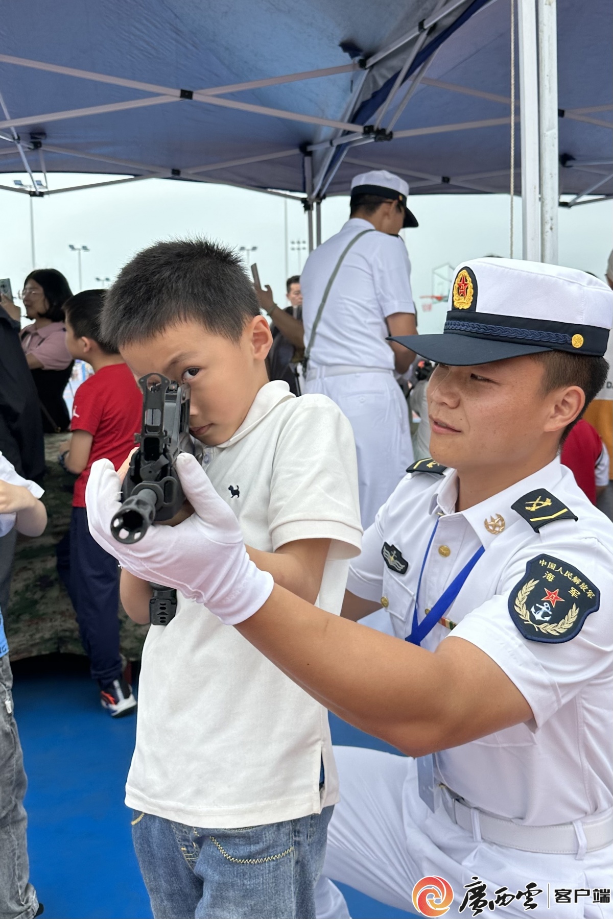 南部战区海军某护卫舰支队组织军营开放日活动