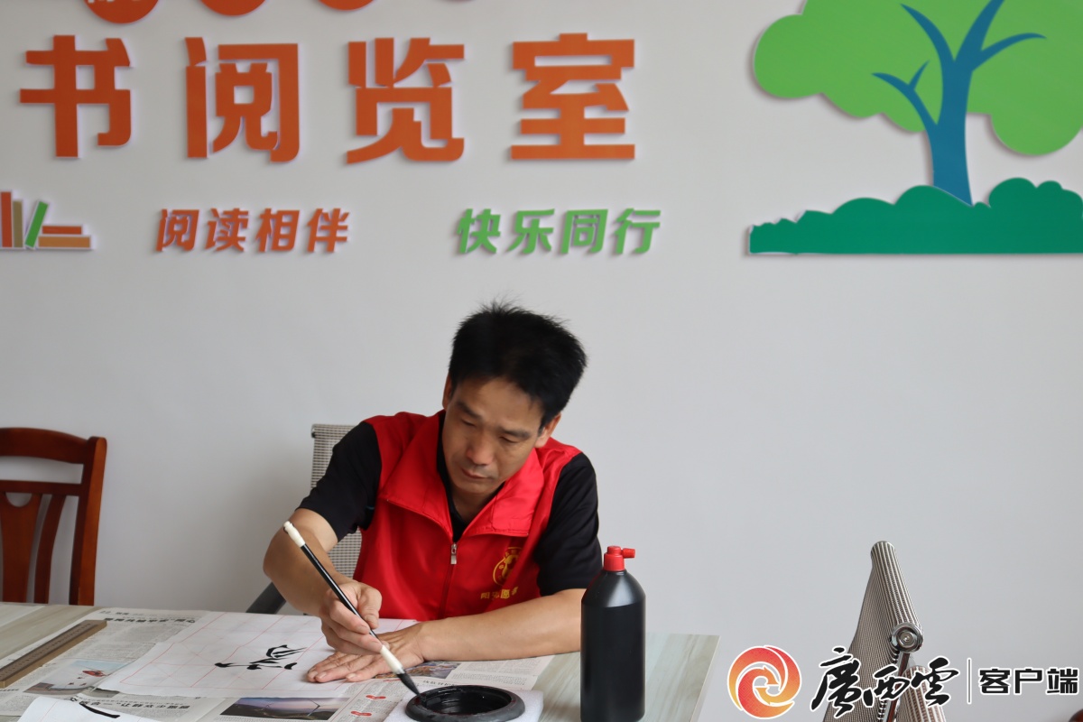 覃茜 摄阳安乡中心校学生在画手抄报.陶贷玉 摄新华书店赠书300余册.