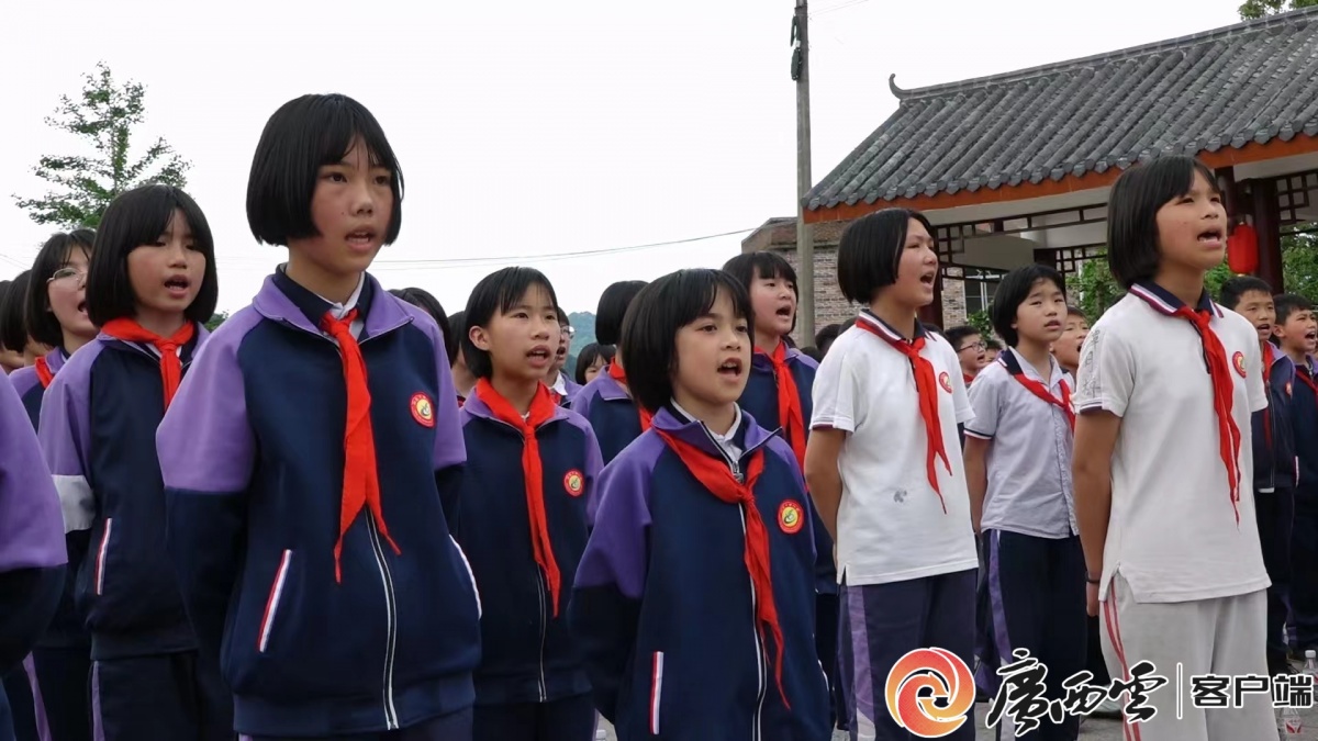 覃茜 摄阳安乡中心校学生在画手抄报.陶贷玉 摄新华书店赠书300余册.