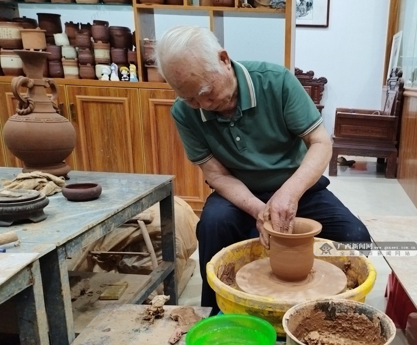 手把手传艺  宜州非遗传承人重视手艺传承