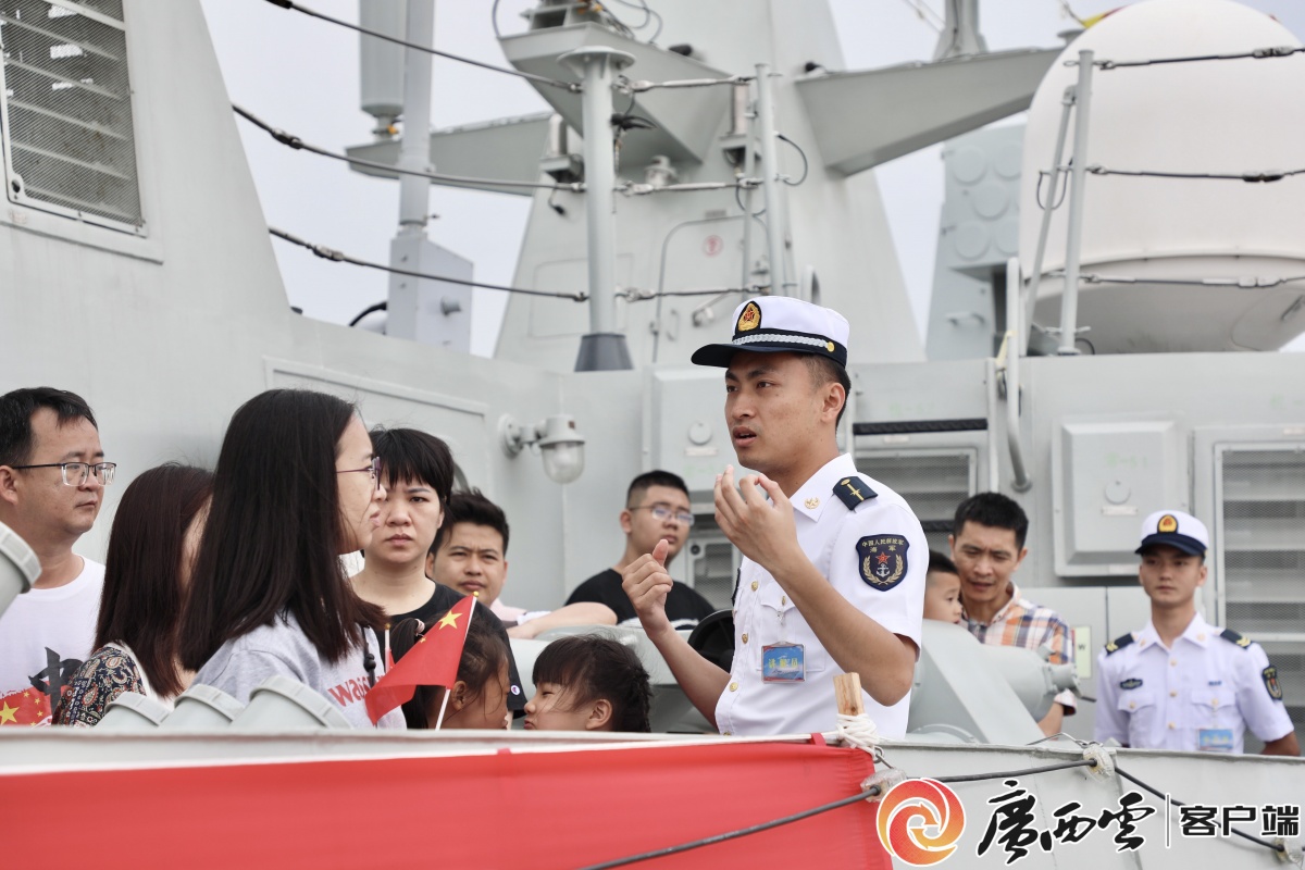 南部战区海军某护卫舰支队组织军营开放日活动