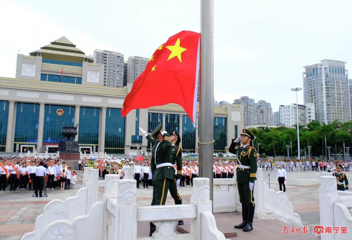 劳动最光荣 1000多名劳动者参加五一升国旗仪式