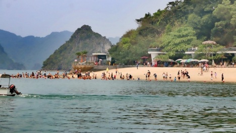 游越南下龙湾天堂岛，这里游客真多！