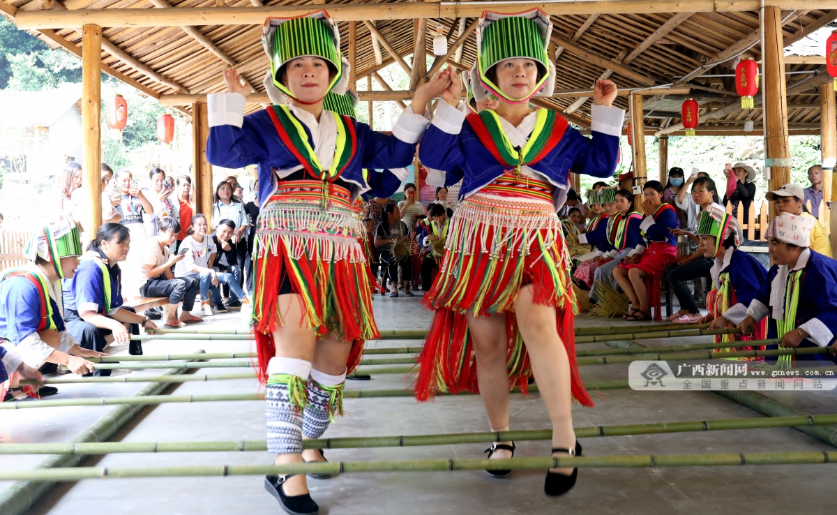 贺州市平桂区:"土瑶"花式竹竿舞 "舞"出幸福生活-广西新闻网