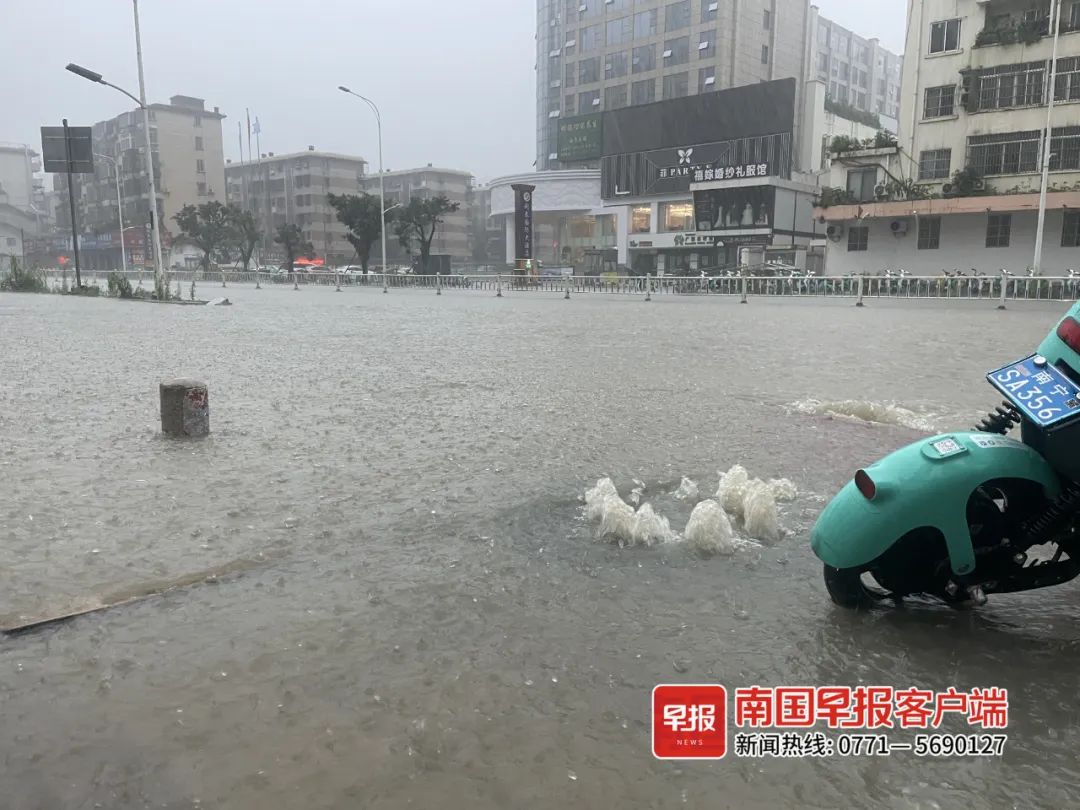 南宁多条道路积水严重,有车辆被淹!暴雨红色预警发布