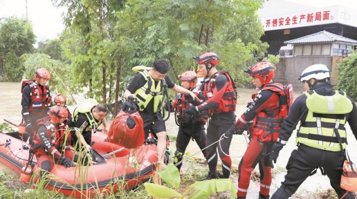 钦州消防紧急救援疏散被困群众271人
