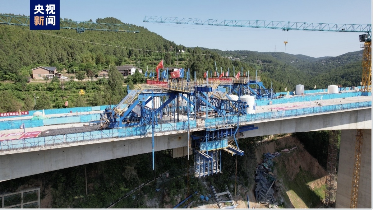 京昆高速扩容新进展来了 兰渝铁路跨线桥顺利合龙