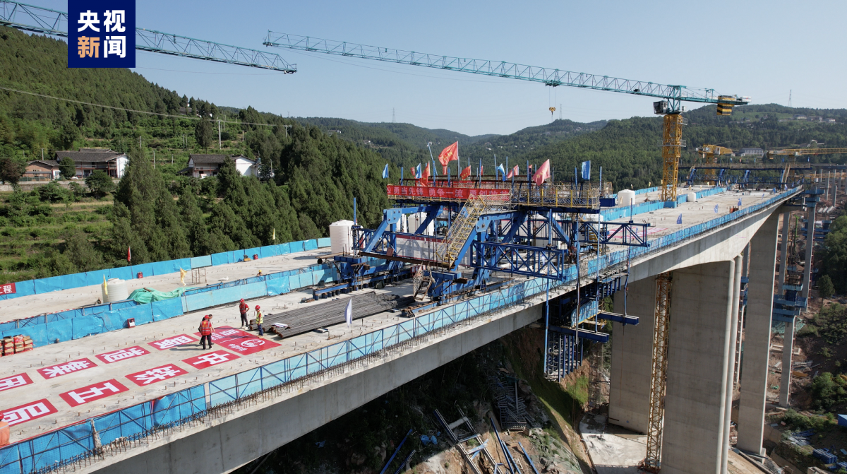 京昆高速扩容新进展来了 兰渝铁路跨线桥顺利合龙