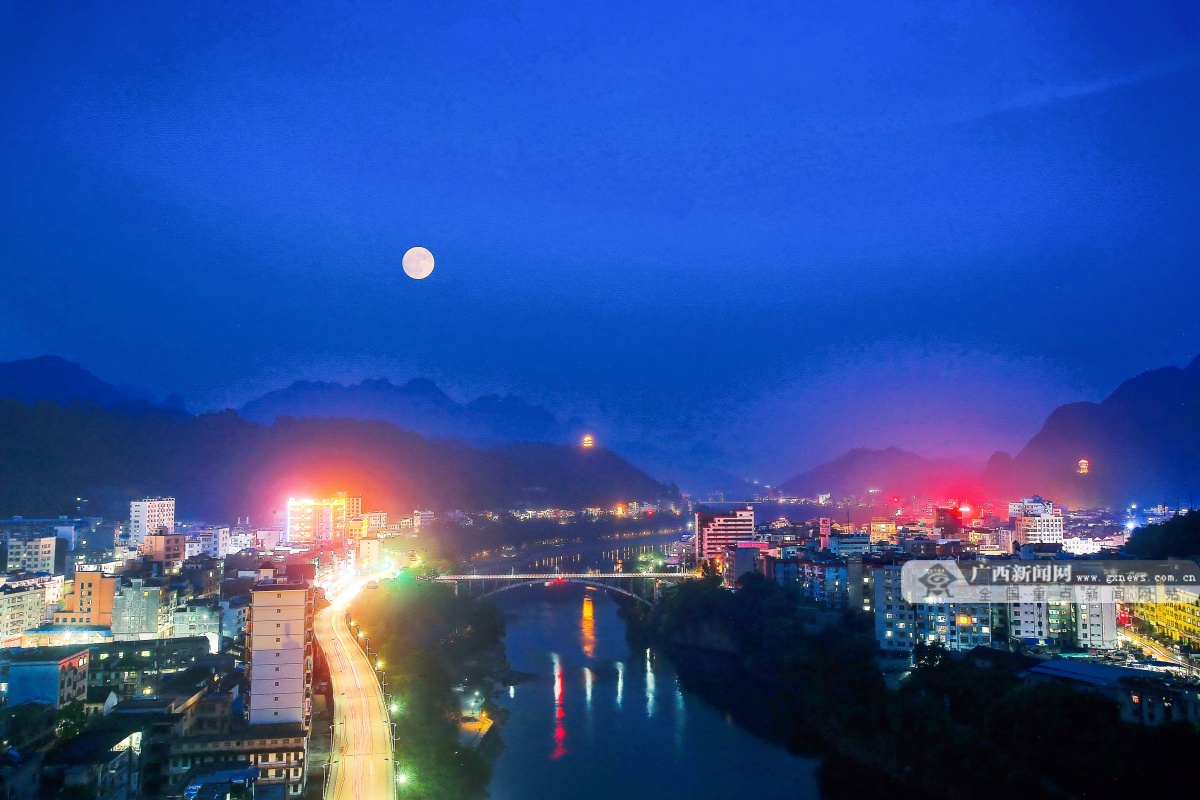 王明福  摄天峨县城四面环山,红水河穿城而过,形成城中有山,山中有水