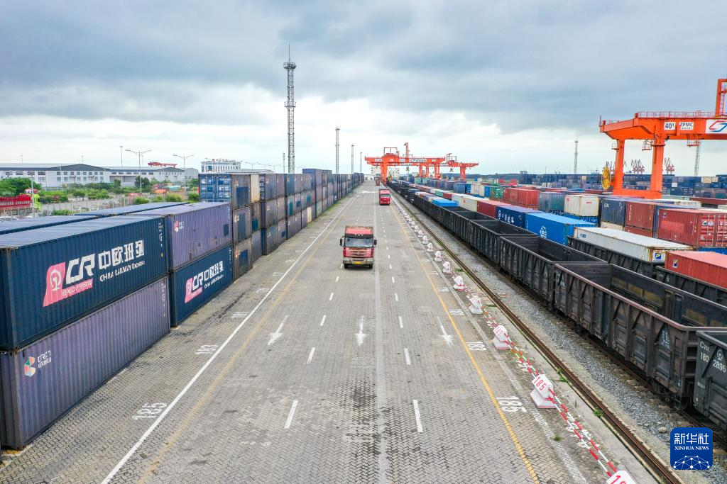 新华社记者 曹t铭 摄货车在广西钦州铁路集装箱中心站排队转运集装箱