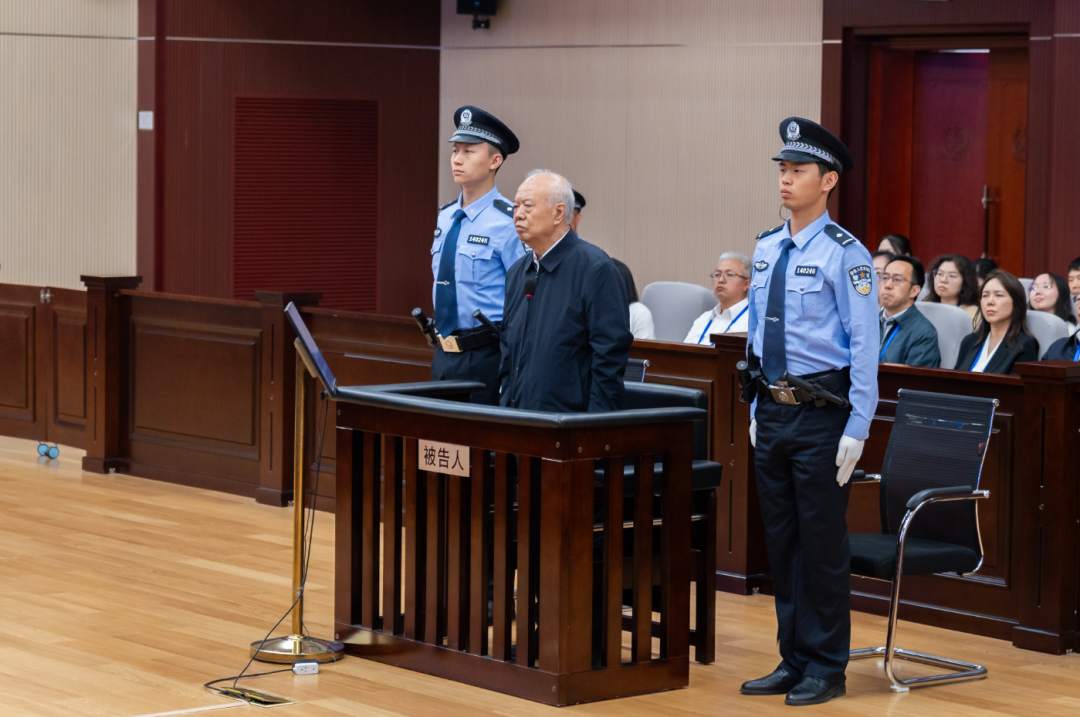 1999年至2022年,被告人王雪峰利用担任河北省纪委常委,秘书长,副书记