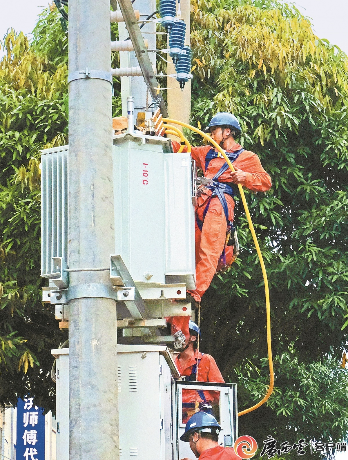 广西日报-广西云客户端记者 周军 摄5月30日,凤山县砦牙乡平雅村党员