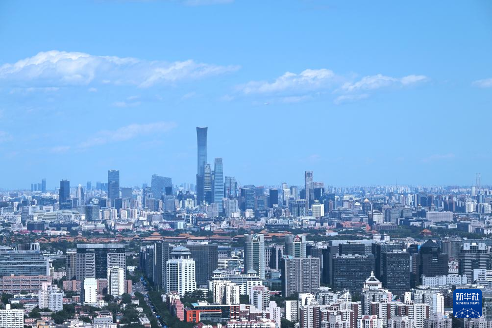 蓝天白云下的北京城市面貌(5月31日摄).当日,北京迎来晴好天气.