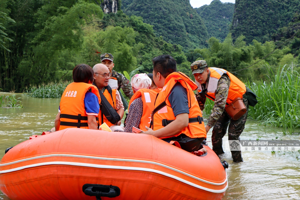 广西河池:洪水围困村庄 武警官兵紧急救援