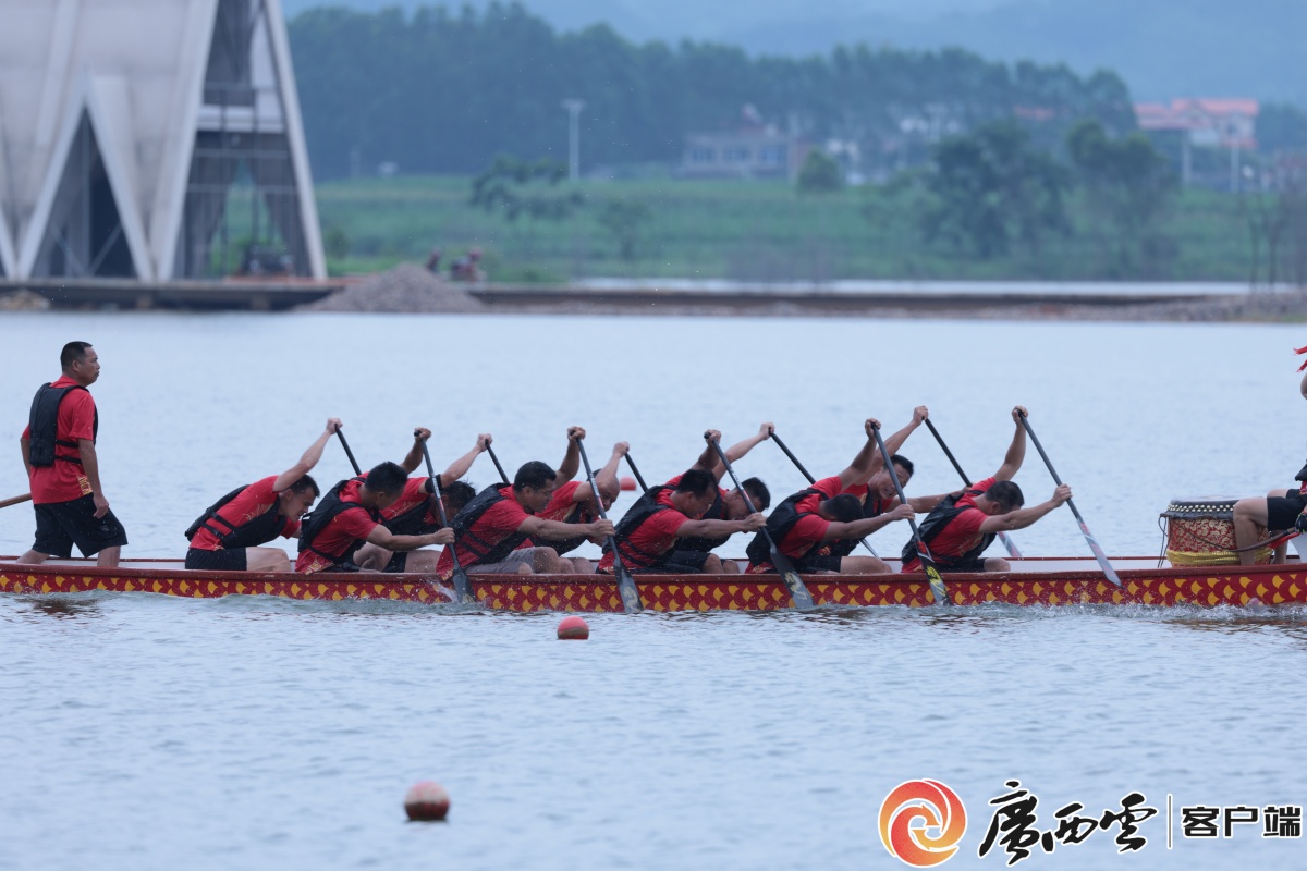 40支龙舟队在武宣七星湖上演"猛龙过江"