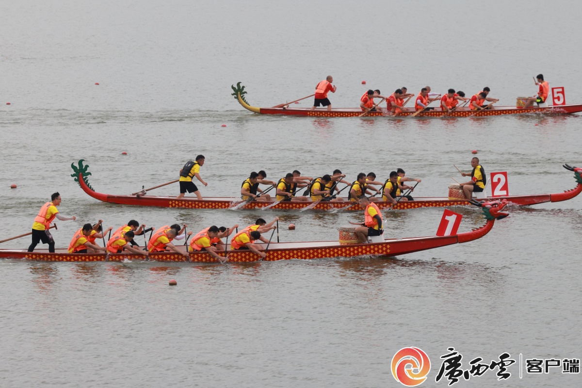 40支龙舟队在武宣七星湖上演"猛龙过江"