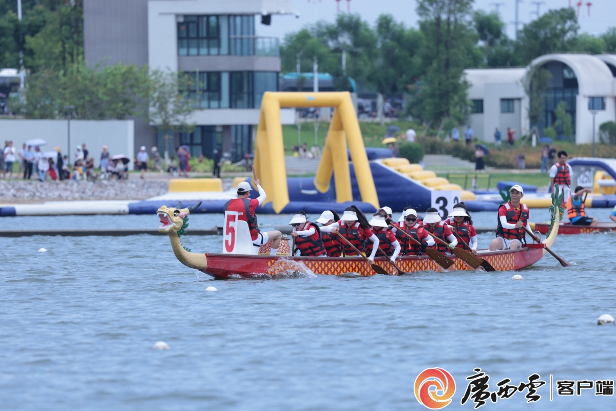 40支龙舟队在武宣七星湖上演"猛龙过江"