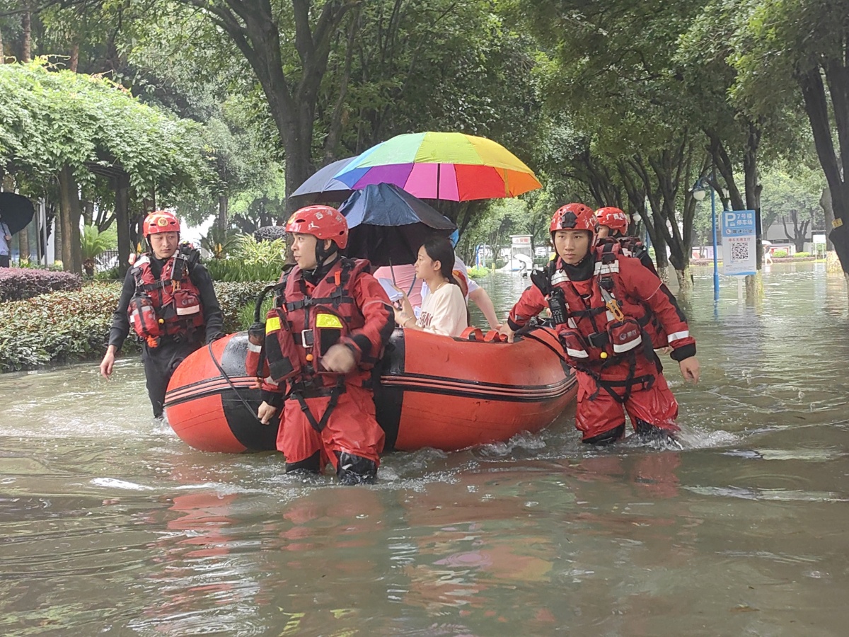 桂林暴雨致多地内涝 多部门全力开展排涝抢险救援工作