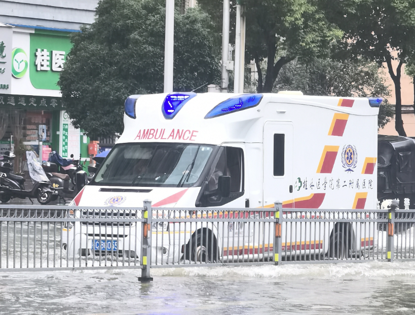 两辆救护车接连抛锚！暴雨中，他们开辟救援通道
