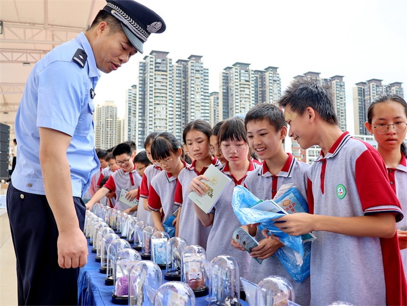 贵港市举行国际禁毒日集中宣传活动