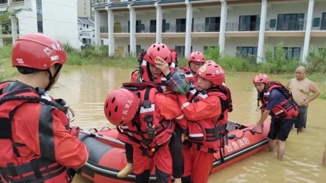 柳州消防救援18名被困施工人员和群众