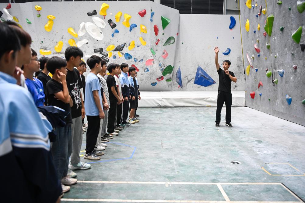 “攀岩进校园”广西这所学校把体育课搬到了墙上