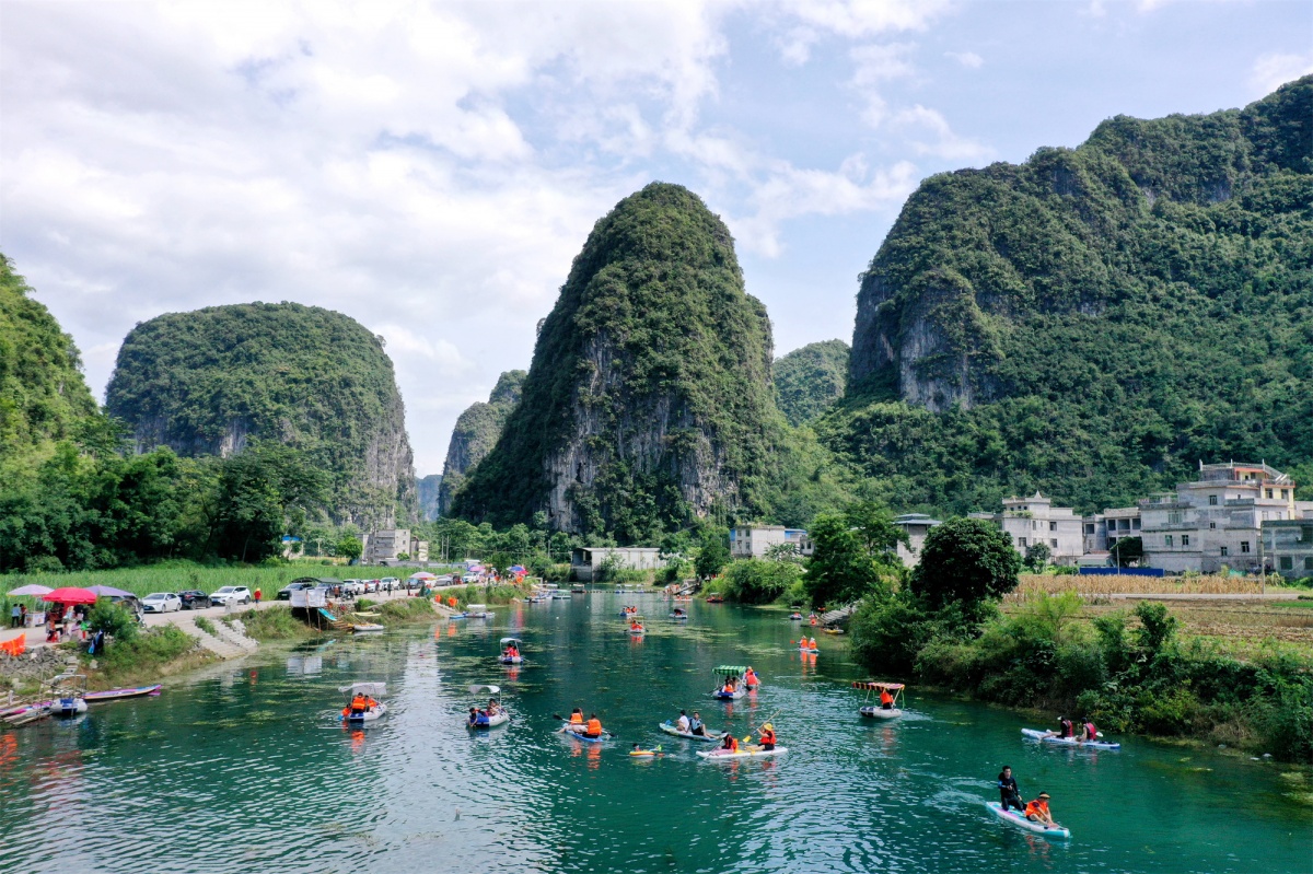 据都安瑶族自治县文化广电体育和旅游局负责人介绍,随着暑期的到来