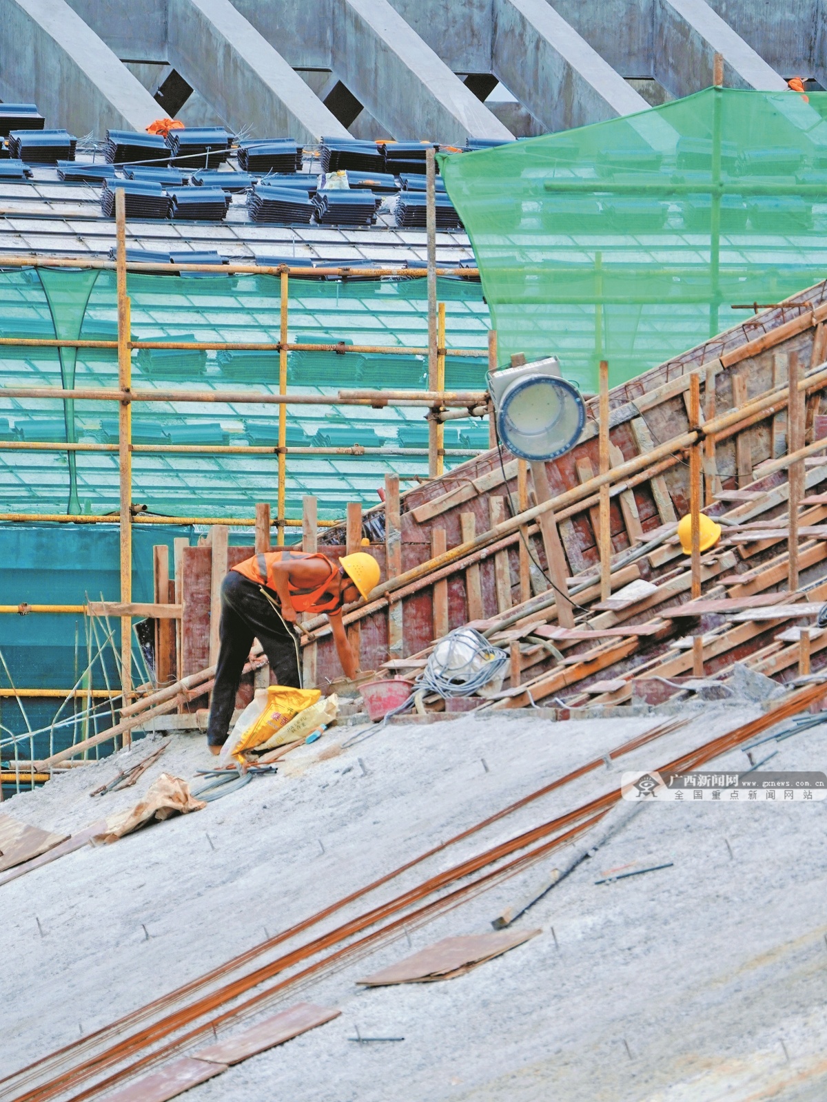 晴雨交替抢工期——贺州市"三馆一中心"项目建设探访