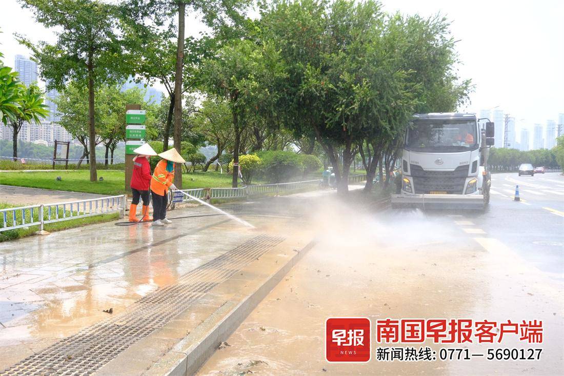 
				洪峰过境后，南宁开展道路清淤消杀工作
							