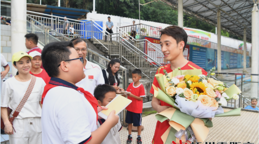 奥运冠军练俊杰回到家乡梧州 向小运动员送去鼓舞和祝福