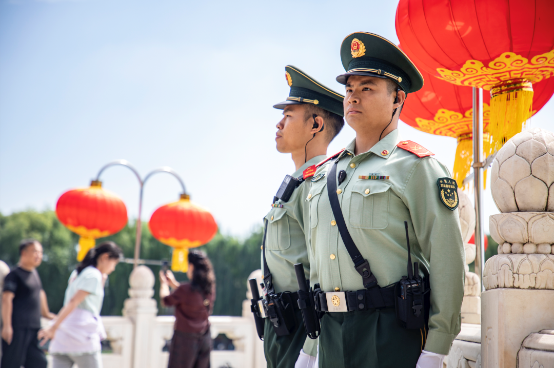 武夷山大红袍武警守护图片