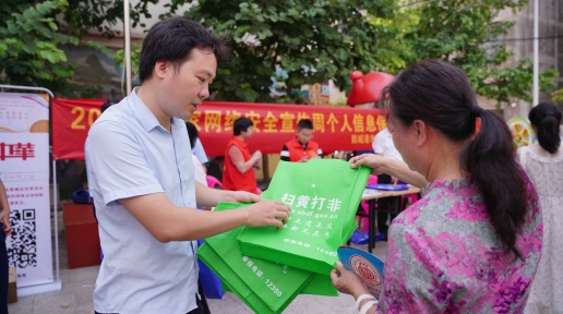 防城港市上思县：开展“扫黄打非·网络安全”宣传进社区活动