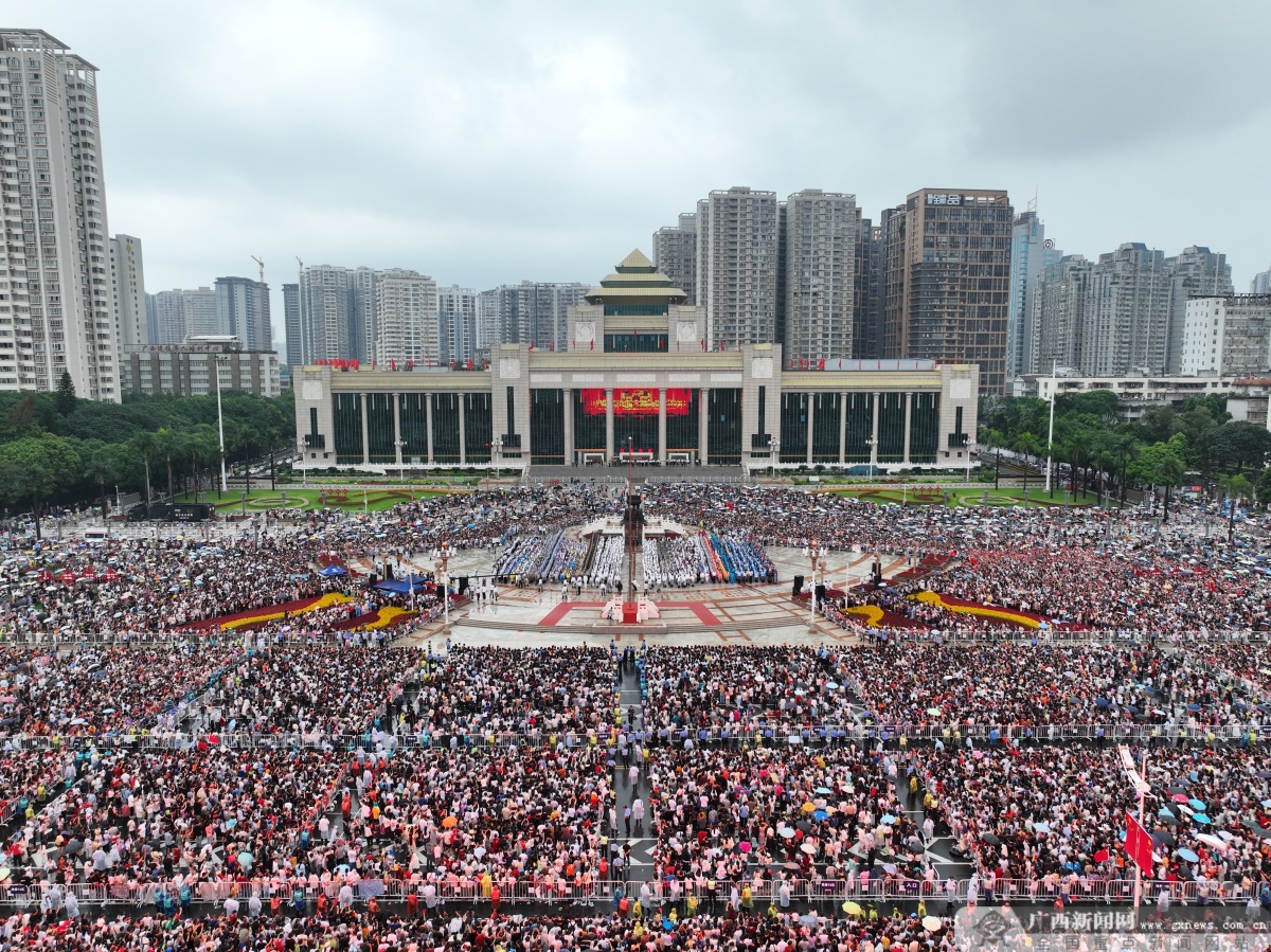 
				南宁举行盛大升旗仪式 上万群众共庆新中国75周年华诞
							