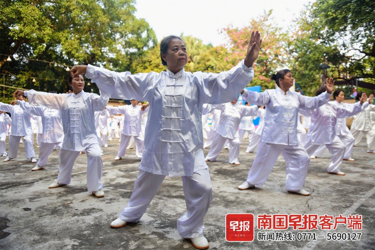 动起来！全民健身志愿者服务活动进社区来了bob半岛官网平台(图1)