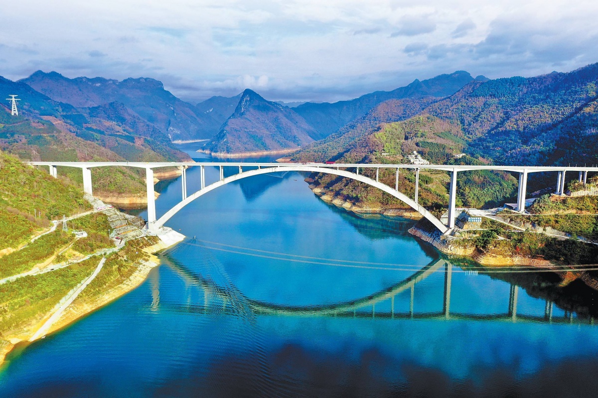 "这座创造世界纪录的特大桥是我主持建成的"